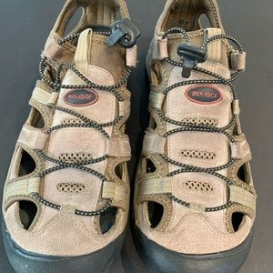 NEVDC7 size 12 hiking shoe – – very light on foot